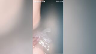 Sexy deutsches Babe masturbiert im Whirlpool und mit nackten Brüsten